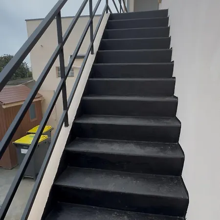 Appartement 2 Chambres,1 Salon Avec Cuisine