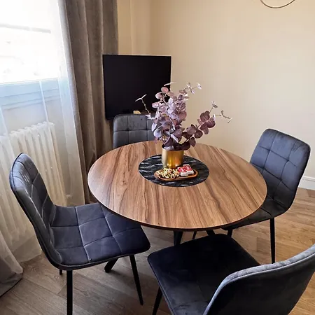 2 Chambres,1 Salon Avec Cuisine