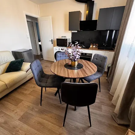 2 Chambres,1 Salon Avec Cuisine