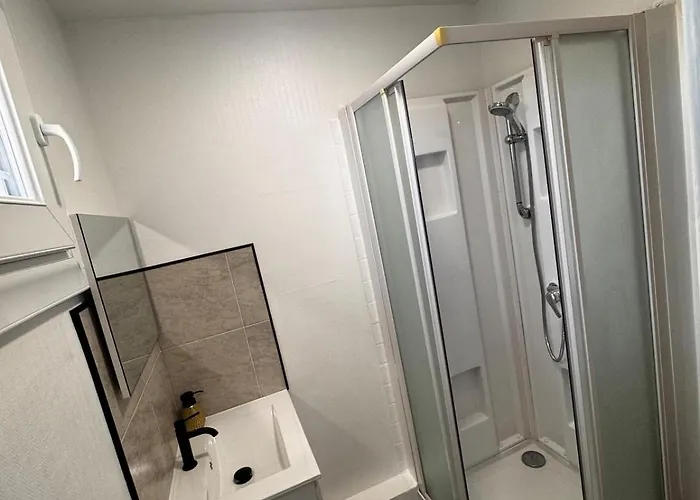 2 Chambres,1 Salon Avec Cuisine *