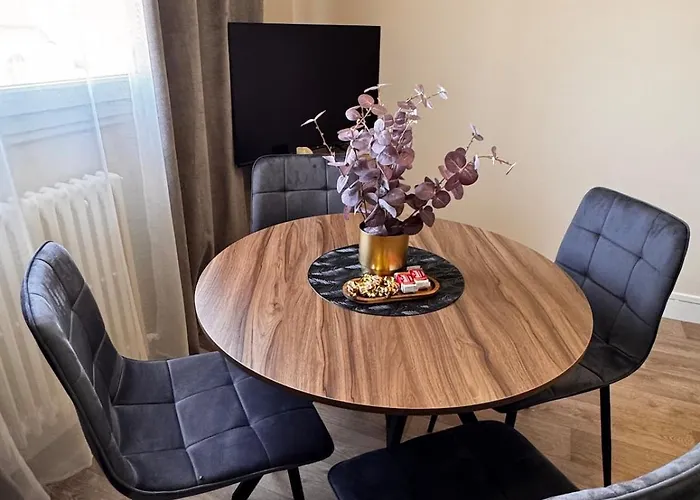 2 Chambres,1 Salon Avec Cuisine