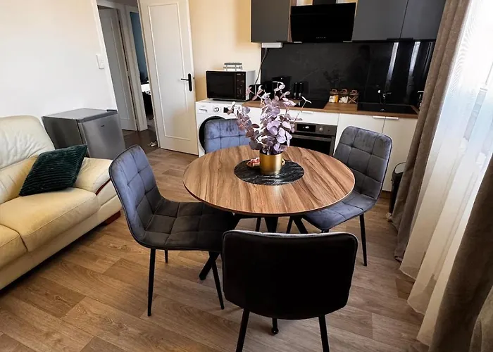 2 Chambres,1 Salon Avec Cuisine